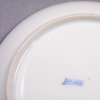 KOPP MED FAT, samt SOCKERSKÅL MED LOCK, porslin, Kungl. Dansk, och med wienliknande märkning, 1800-tal.