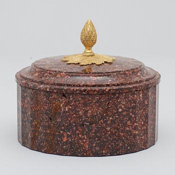 SMÖRASK MED LOCK. Älvdalen, 1800-talets början. Empire.