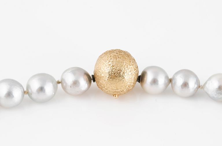 COLLIER, odlade pärlor med lås i 14K guld, Ole Lynggaard, Danmark. Vikt 47,6 gram.