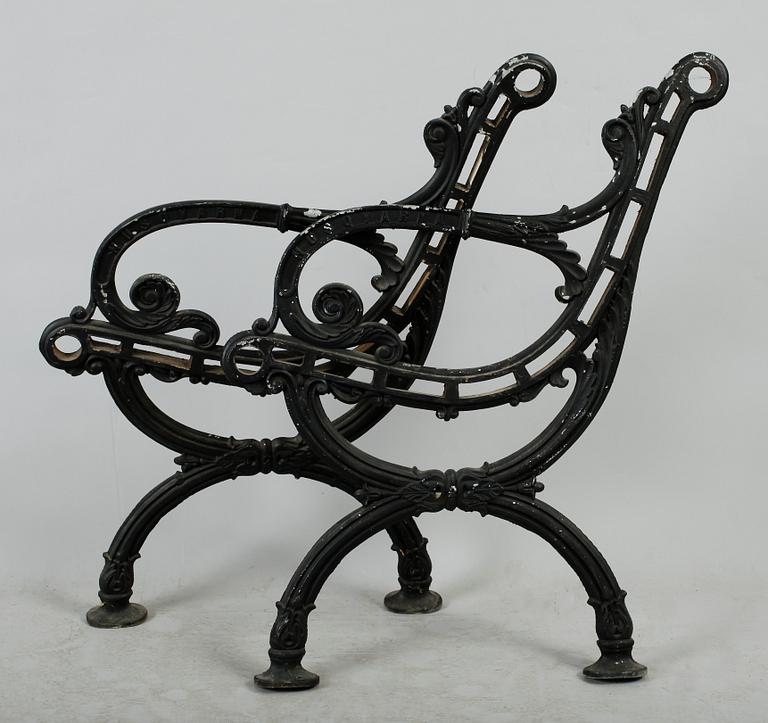 GAVLAR, 1 par, till trädgårdssoffa, gjutjärn, Husqvarna, 1900-talets första hälft.