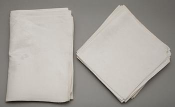 DUK SAMT 12 SERVETTER, linne, 1900-talets första hälft.