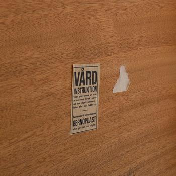 EDVARD KINDT-LARSEN, dining table and four chairs, Säffle Möbelfabrik, 1960s. 2 leaves included.