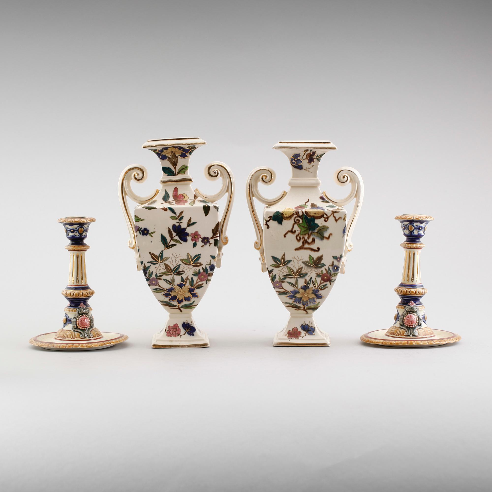 VASER, 1 par samt LJUSSTAKAR, 1 par, porslin och majolika, Rörstrand, omkring år 1900.