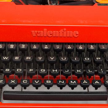 SKRIVMASKIN, "Valentine", Perry King samt Ettore Sottsass, Olivetti, formgiven 1968.