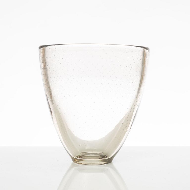 Gunnel Nyman, a glass vase, Nuutajärvi, Notsjö, Finland, 1947.