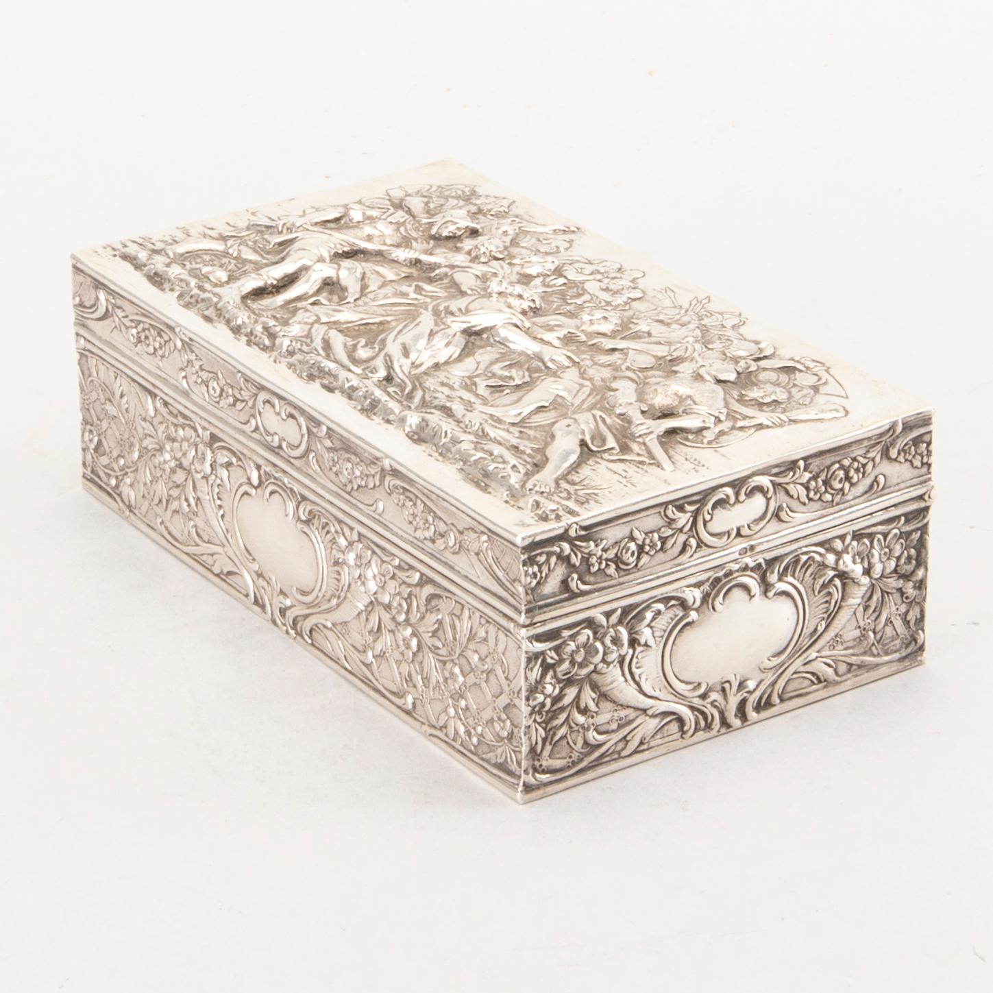 J. L SCHLINGLOFF, a german Hanau early 20th century silver box. Weight 400 gram.