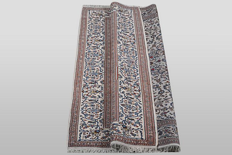 A carpet, Kashan, ca 297 x 197 cm.