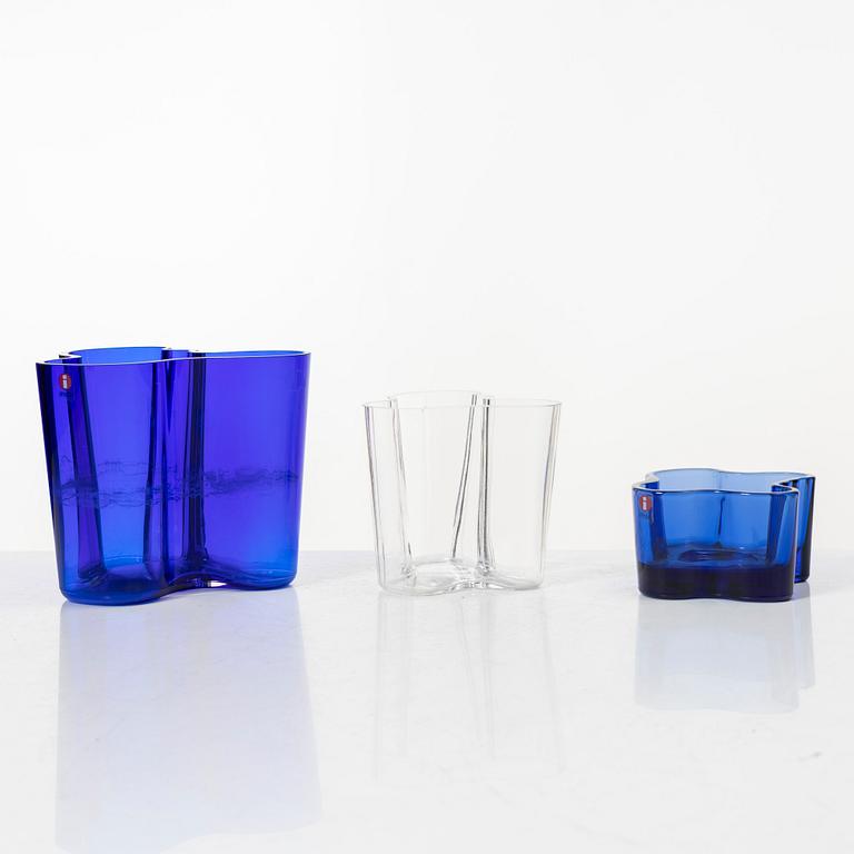 Alvar Aalto, a 'Savoy' candle holder and two vases, Iittala, Finland.
