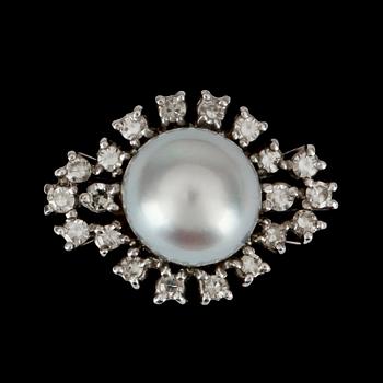 176. RING med odlad grå pärla, 9.8 mm, samt diamanter totalt ca 0.60 ct.