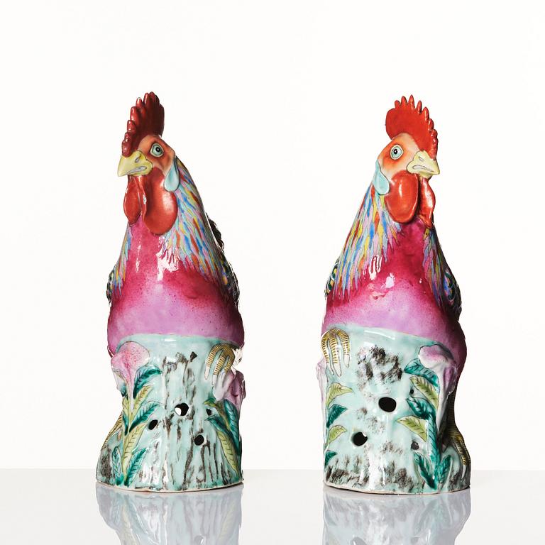 A pair of famille rose roosters, Qing dynasty (1644-1912).