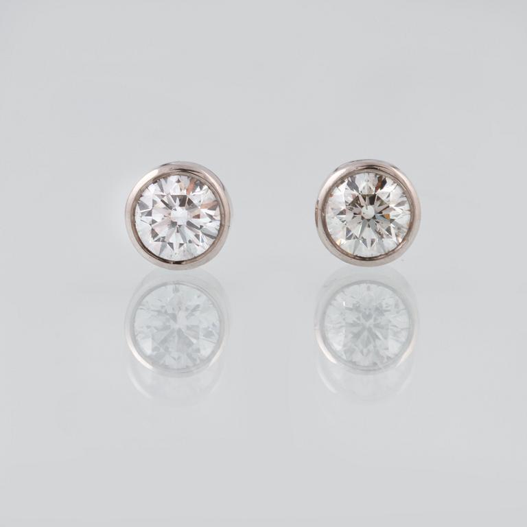 ÖRHÄNGEN, 18K vitguld med briljantslipade diamanter ca 1.00 ct. Vikt 2,9 gram.