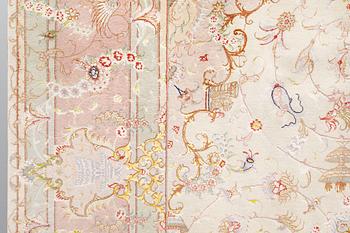 Matta, Täbris signerad, part silk, sk 60 Radj, ca 358 x 246 cm.