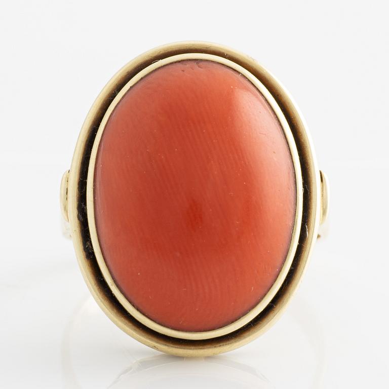 Ring, gold with coral.