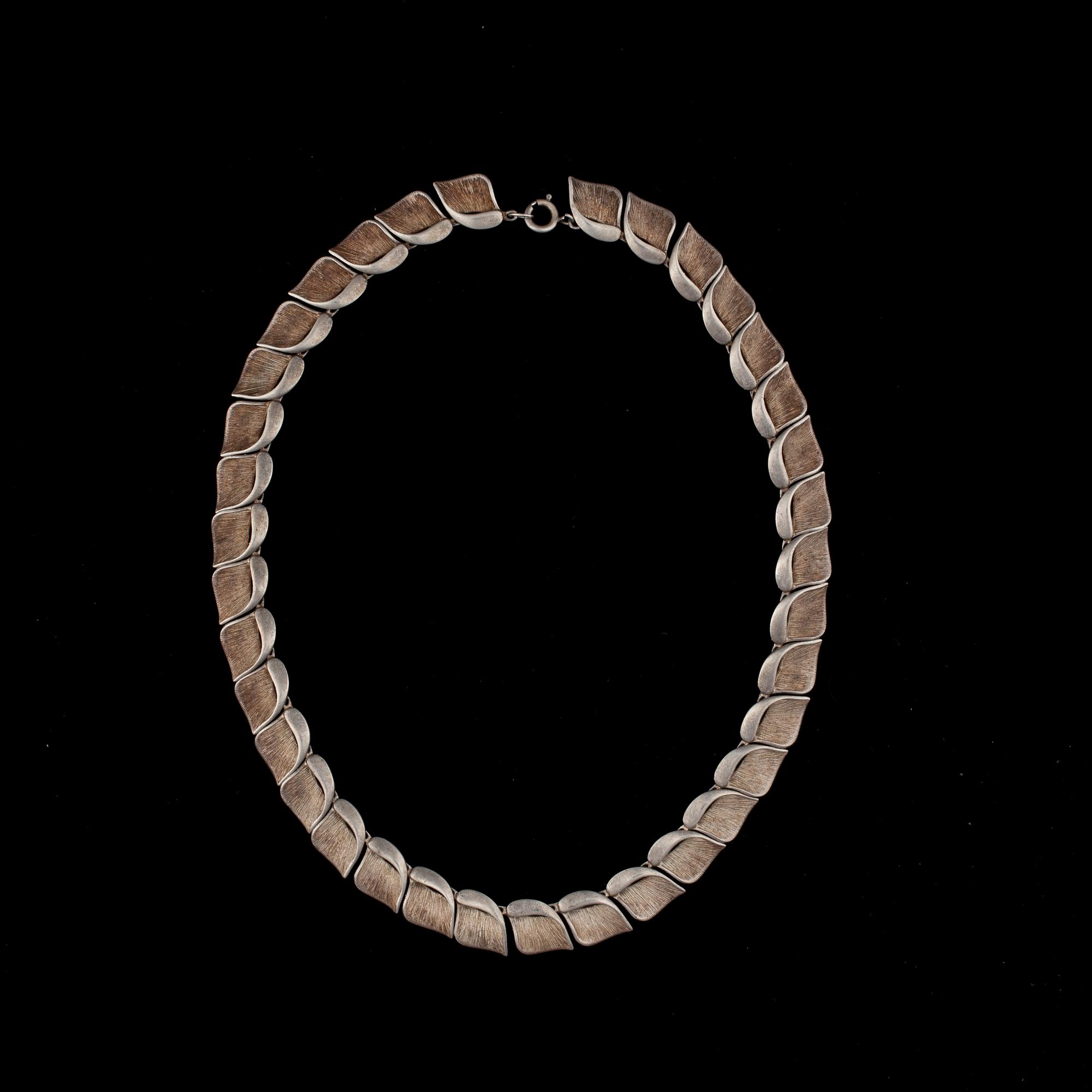 HALSSMYCKE, ARMSMYCKE, ÖRHÄNGEN och BROSCH, sterling silver. Sten & Laine 1989. Vikt tot. 80 g.