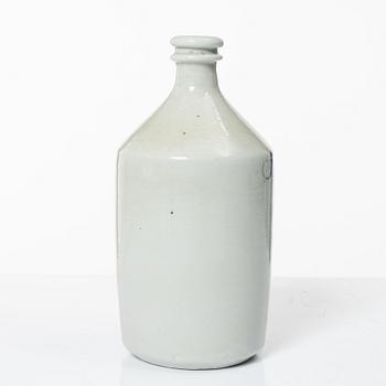 Sju assietter, litet fat samt flaska, porslin, Japan, 1800-/1900-tal.