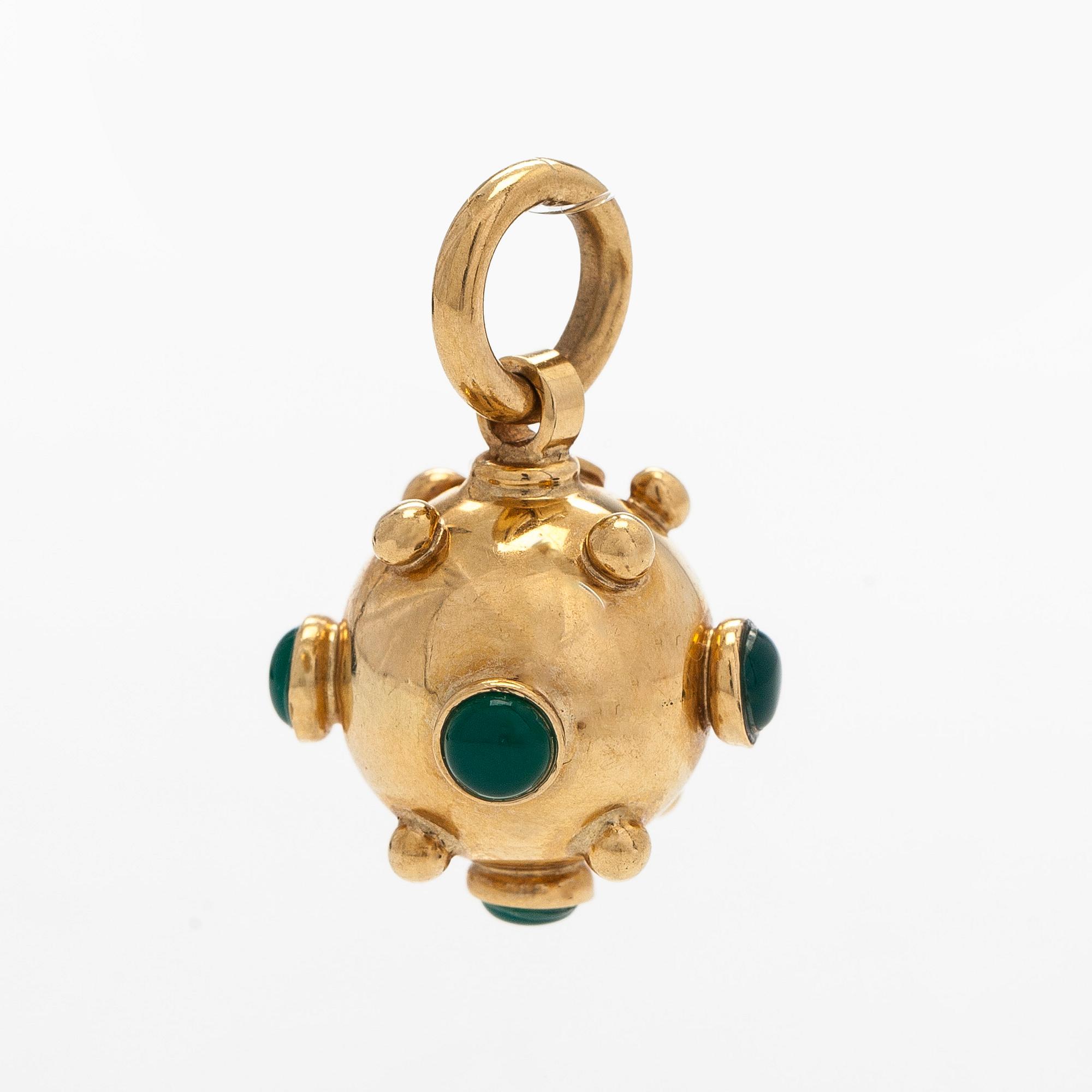 Riipus, 18K kultaa ja värjättyjä kalsedoneja.