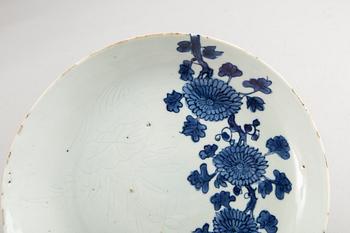 A set of two bowls and one dish 19th/20th century porcelain.