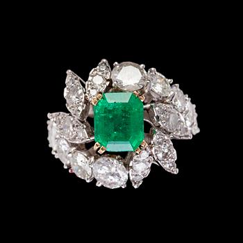 RING, step cut emerald and brilliant- and eight cut diamonds, tot. app. 3 cts.