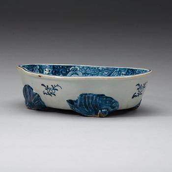 A blue and white jardinière, 18th century.