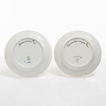 Assietter, fyra stycken samt små fat, två stycken, porslin. 'Flora Danica', Royal Copenhagen, Danmark, 1900-tal.