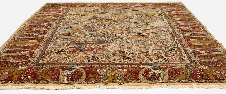 An antique Tabriz catper od 'Safavid Huntig design', Northwest Persia, c. 374 x 286 cm.