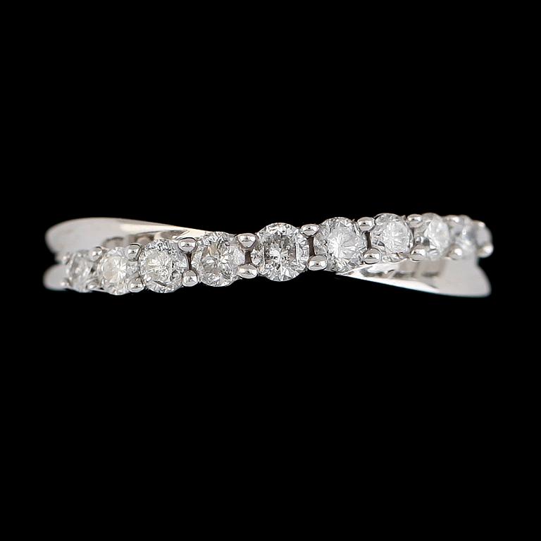 RING, 14K vitguld, briljantslipade diamanter tot ca 0.50 ct. Vikt ca 3 g.