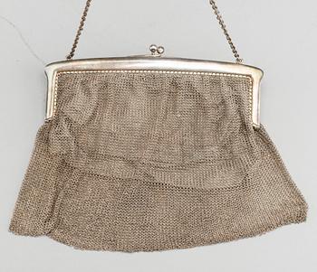 A SILVER EWENING BAG.
