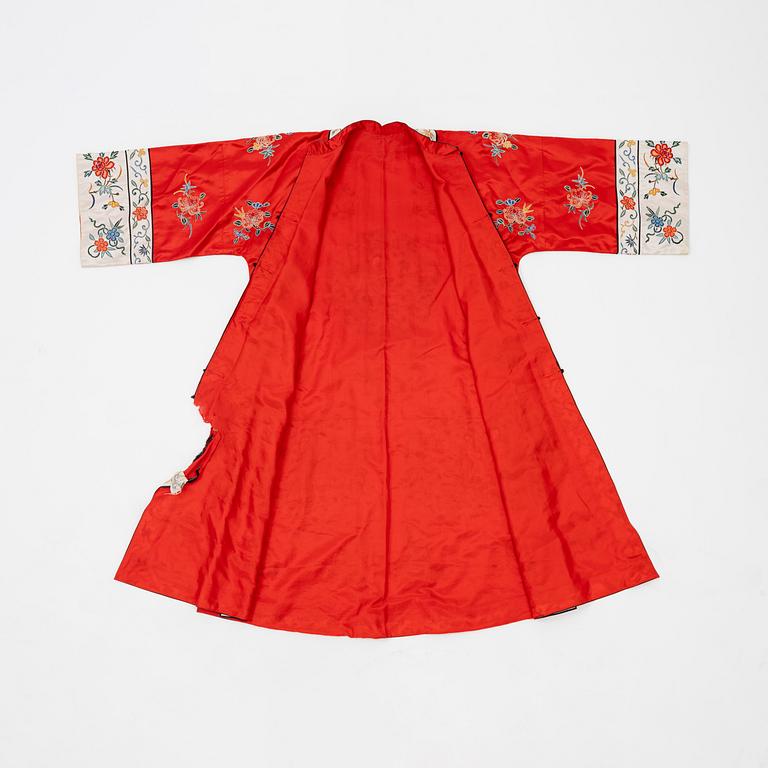 An embroidered Chinese silk robe, first half of the 20th century.
