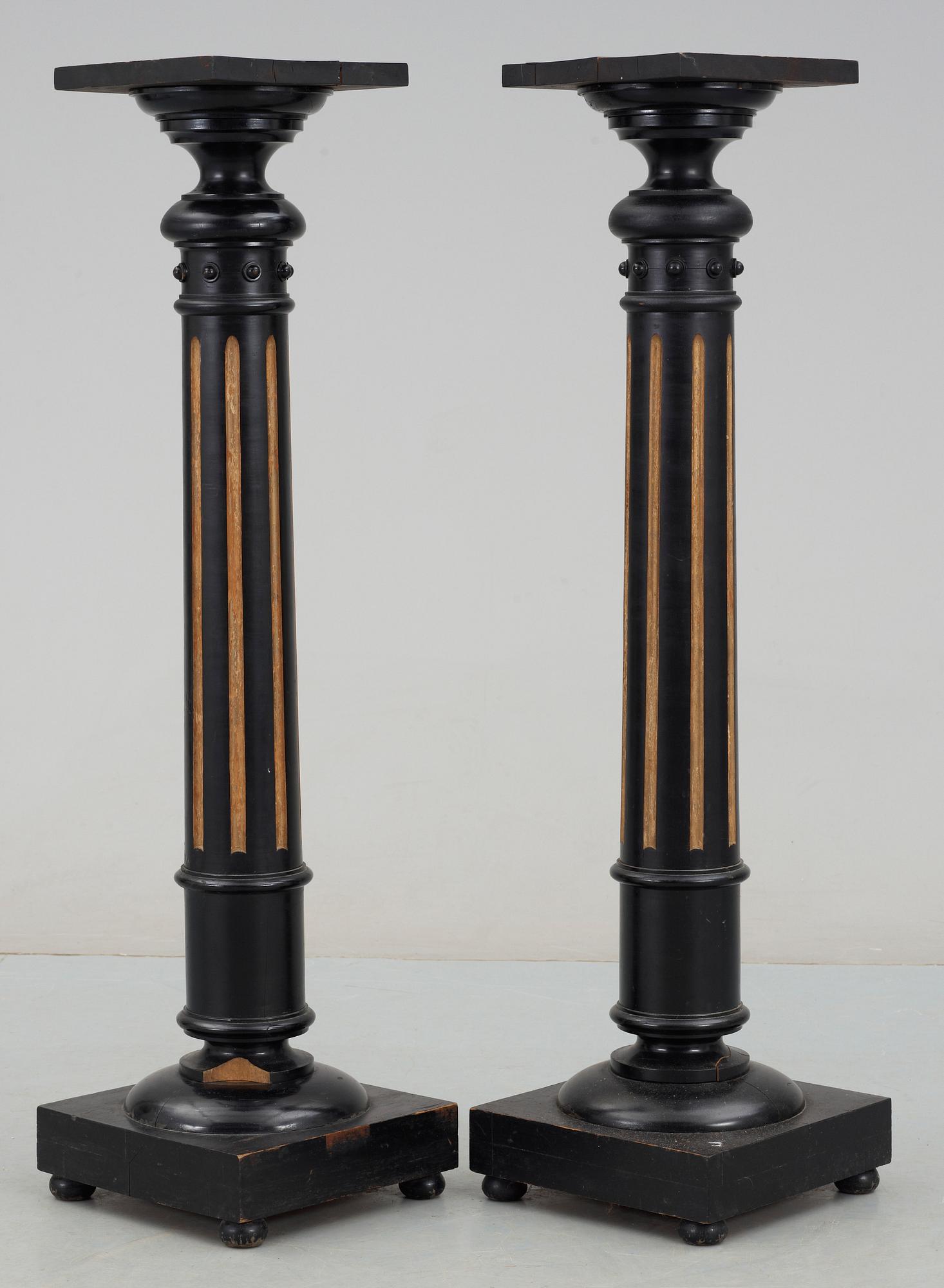 PIEDESTALER, ett par, nyrenässans, 1800-talets slut.