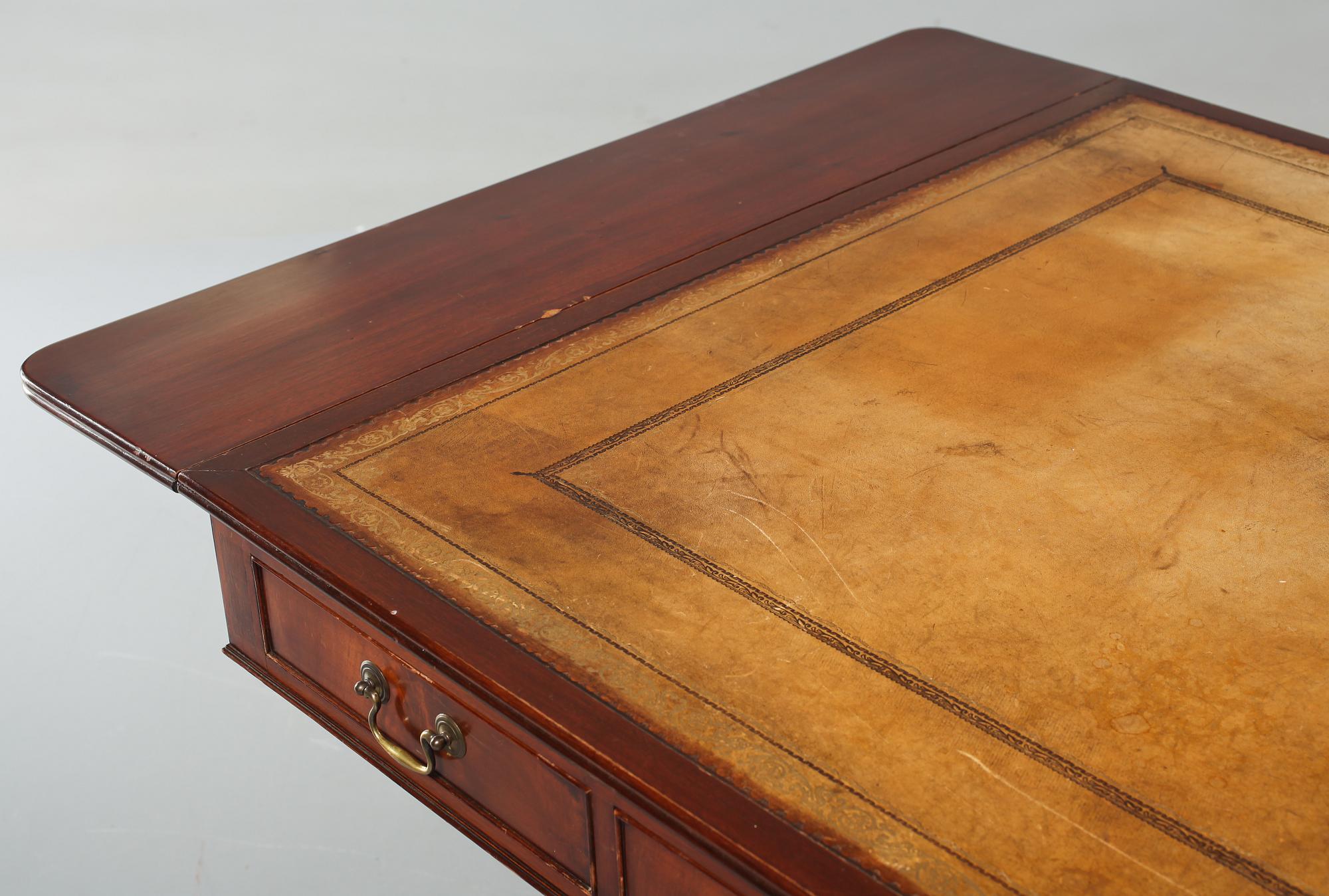 SKRIVBORD, engelsk stil, 1900-talets andra hälft.