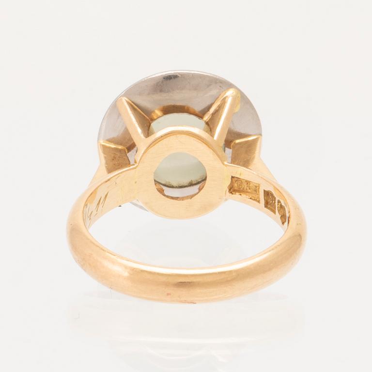 An 18K white and red gold ring set with a cabochon cut moonstone by Gustav Ljung Lund 1960.
