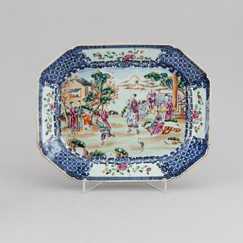 A pair of famille rose serving dishes, Qing dynasty, Qianlong (1736-95).