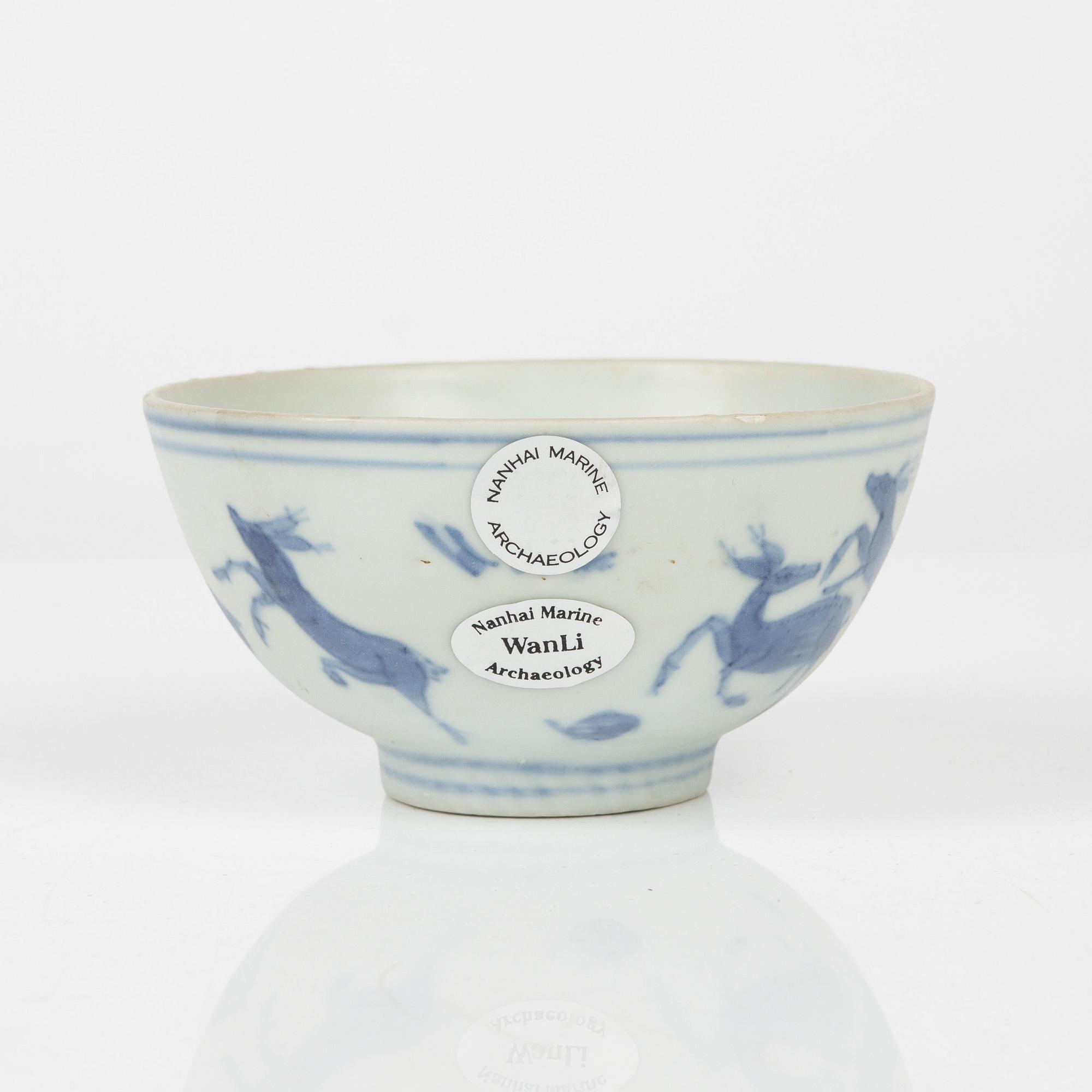 A blue and white porcelain cup, Ming dynasty, Wanli (1572-1620).