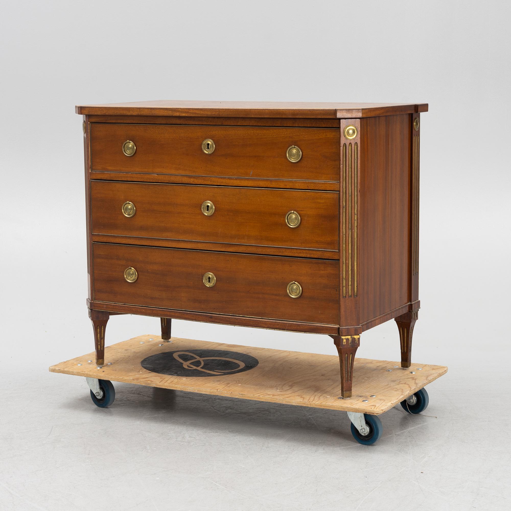 Byrå, sengustaviansk stil, 1900-talets första hälft.