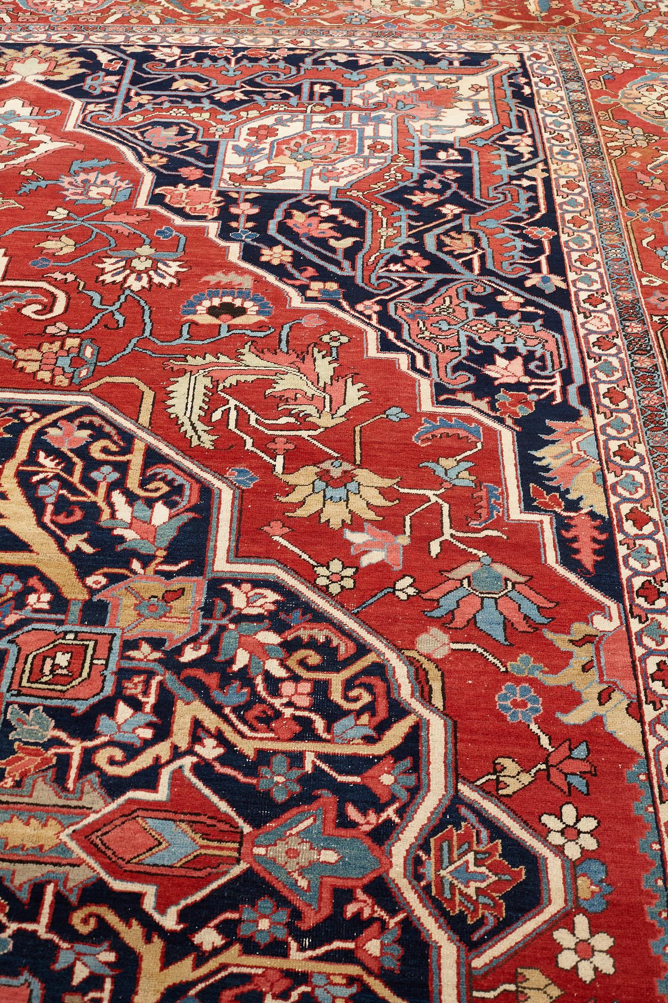 Matto, an antique Heriz, ca 564,5 x 587,5 x 376,5-380 cm.