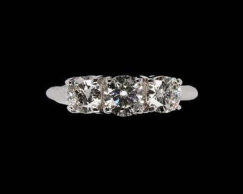 812. RING, tre briljantslipade diamanter, ca 0.60 ct/ 0.40 ct/0.40 ct ca G-H (Top wesselton-Wesselton)/VS.