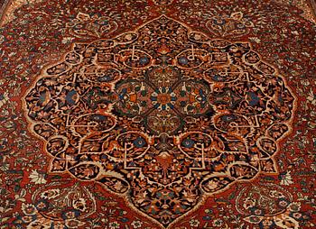 A carpet, antique Sarouk, ca 421-428 x 316-324,5 cm.