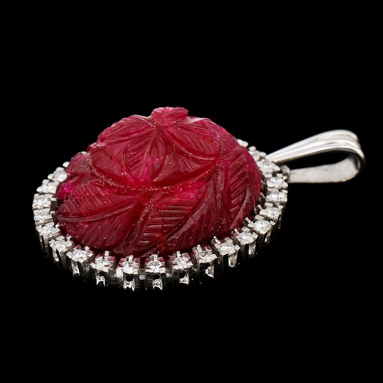 HÄNGE, 18k vitguld med skuren rubin, 0.56 ct, Stigbert, Stockholm, 1976. Vikt 11 g.