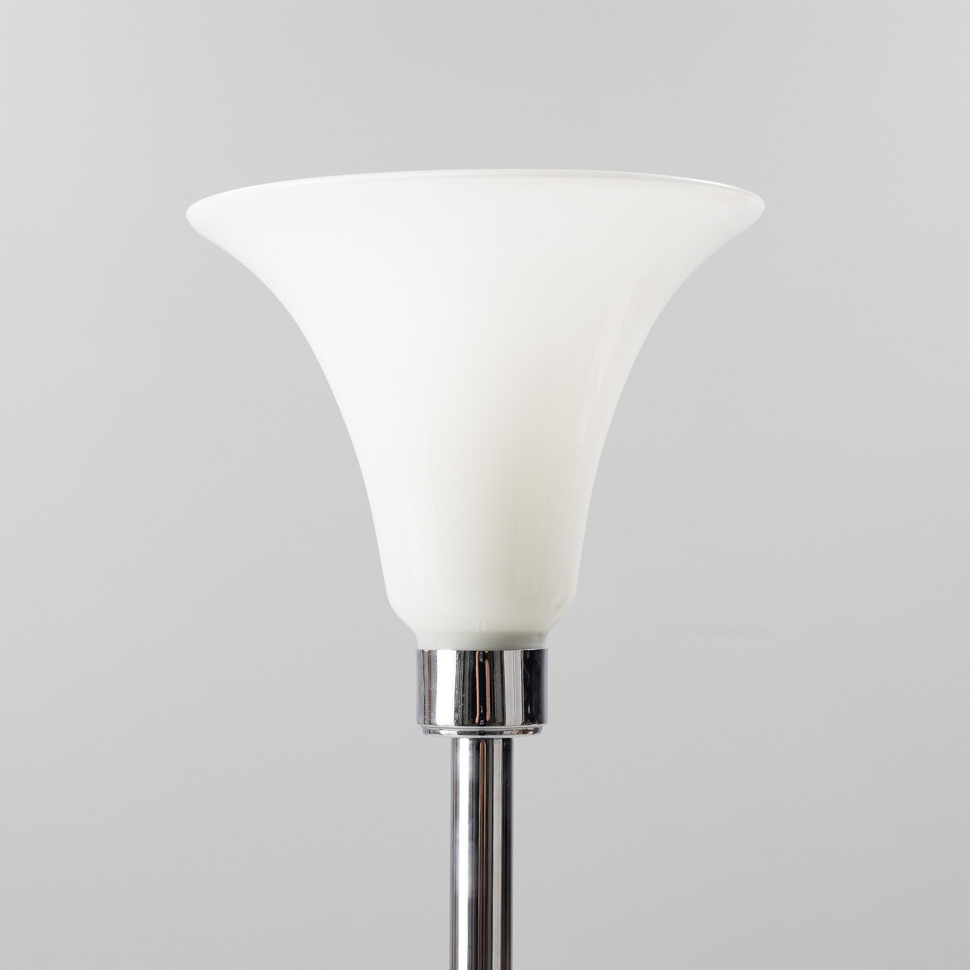 Golvlampa, samtida tillverkning.