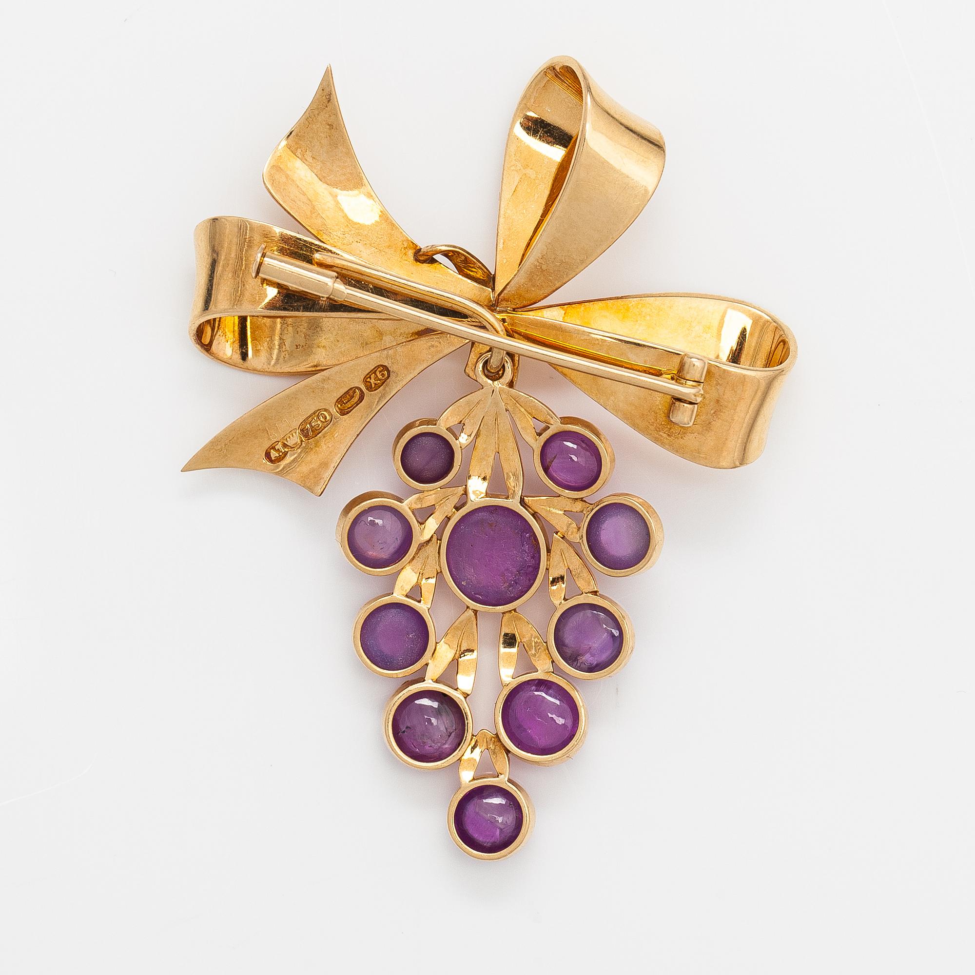 Oskar Pihl, An 18K gold brooch with pink star sapphires. A Tillander, Helsinki 1951.