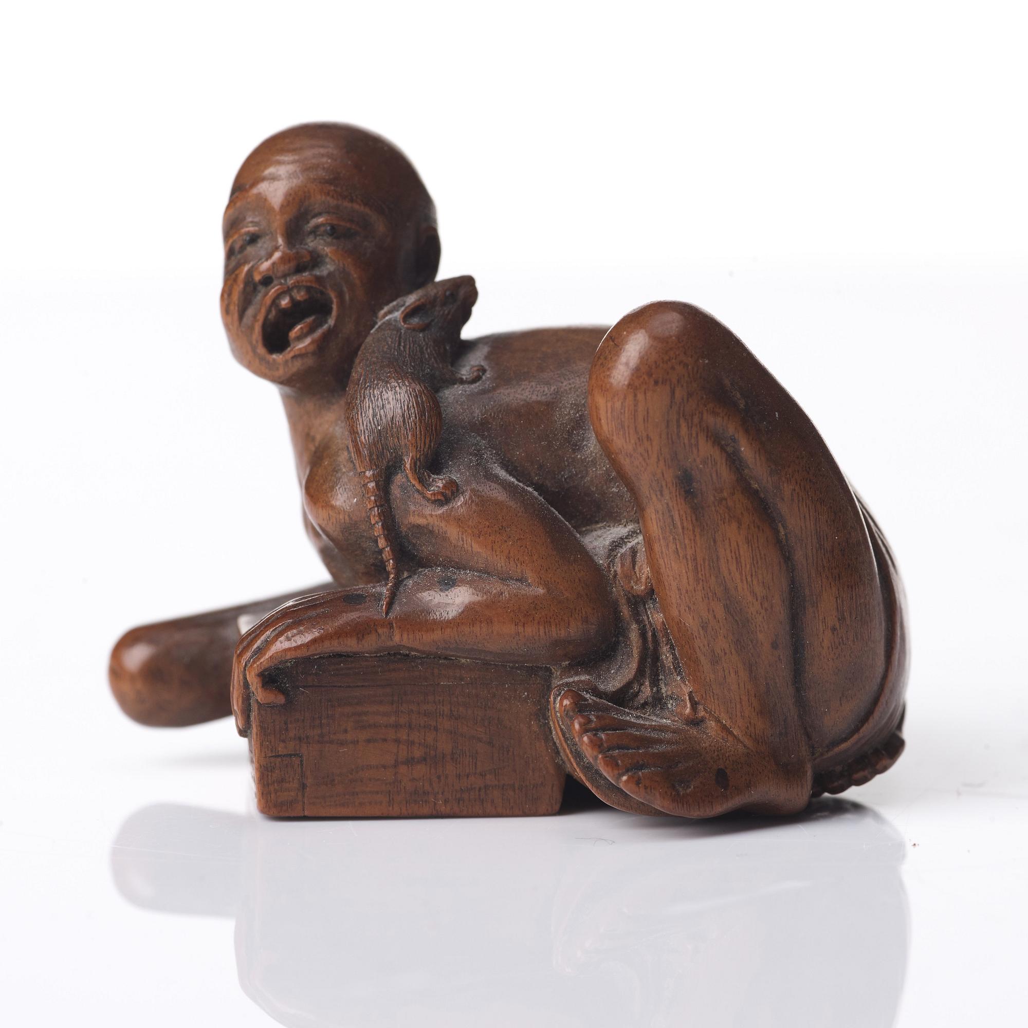 OKIMONO trä samt NETSUKE. Japan, Meiji (1868-1912).