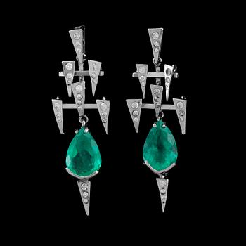 1179. A pair of emerald, tot. 5.81 cts and diamond tot. 0.50 cts, earrings.