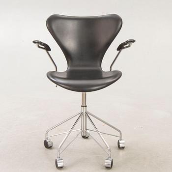 Arne Jacobsen, skrivbordsstol "Sjuan" för Fritz Hansen 2010.