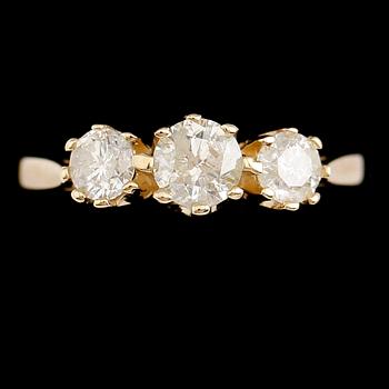 RING, 14 k guld, 3 briljantslipade diamanter tot ca 1.05 ct.