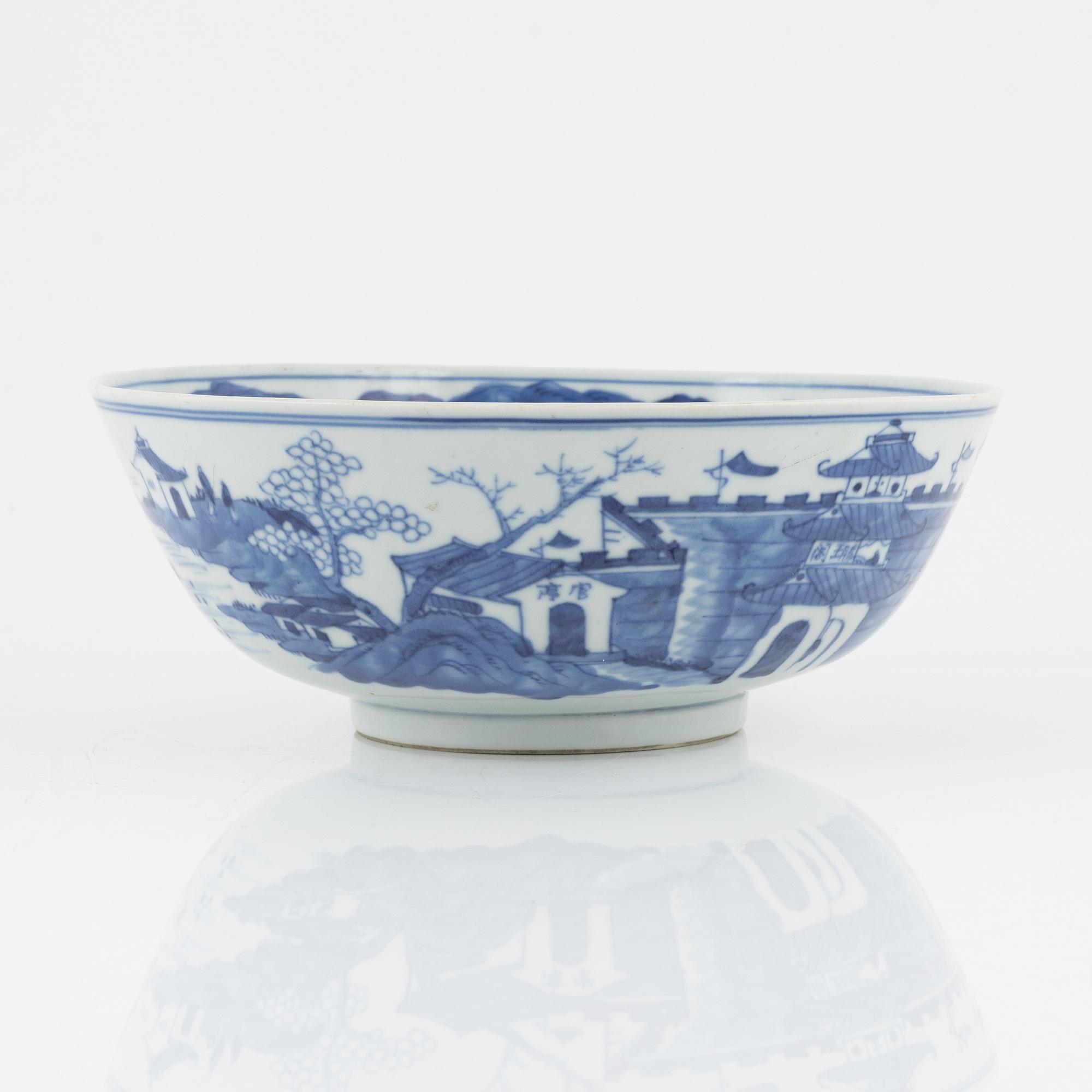 A blue and white porcelain bowl and dish, China, early 20th century.