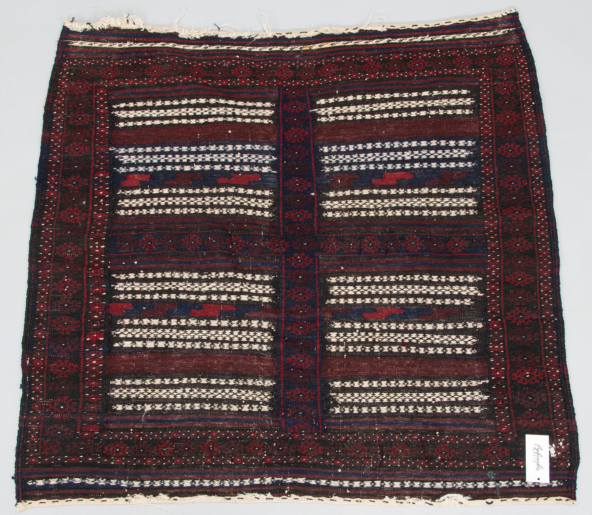 Matta, Baluch Sofreh. Circa 120 x 130 cm.