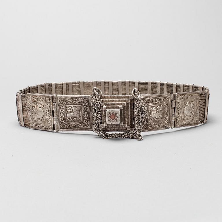 BÄLTE, silver, enligt uppgift Saudiarbien. Totalvikt ca 950g.