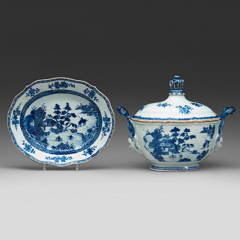 A blue and white tureen with cover and stand, Qing dynasty, Qianlong (1736-95).