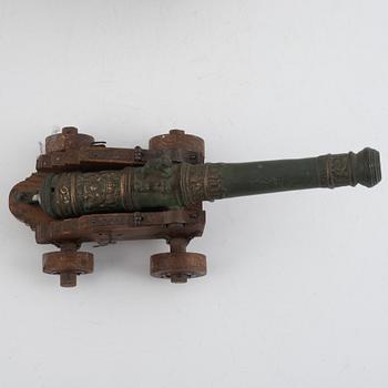 Salutkanoner, 2 st, 1900-tal.