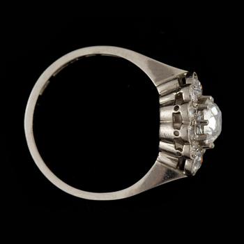 RING, 18k vitguld med en antikslipad diamant ca0,60ct samt gammalslipade diamanter tot ca0,30ct,  Vikt 2,8g.